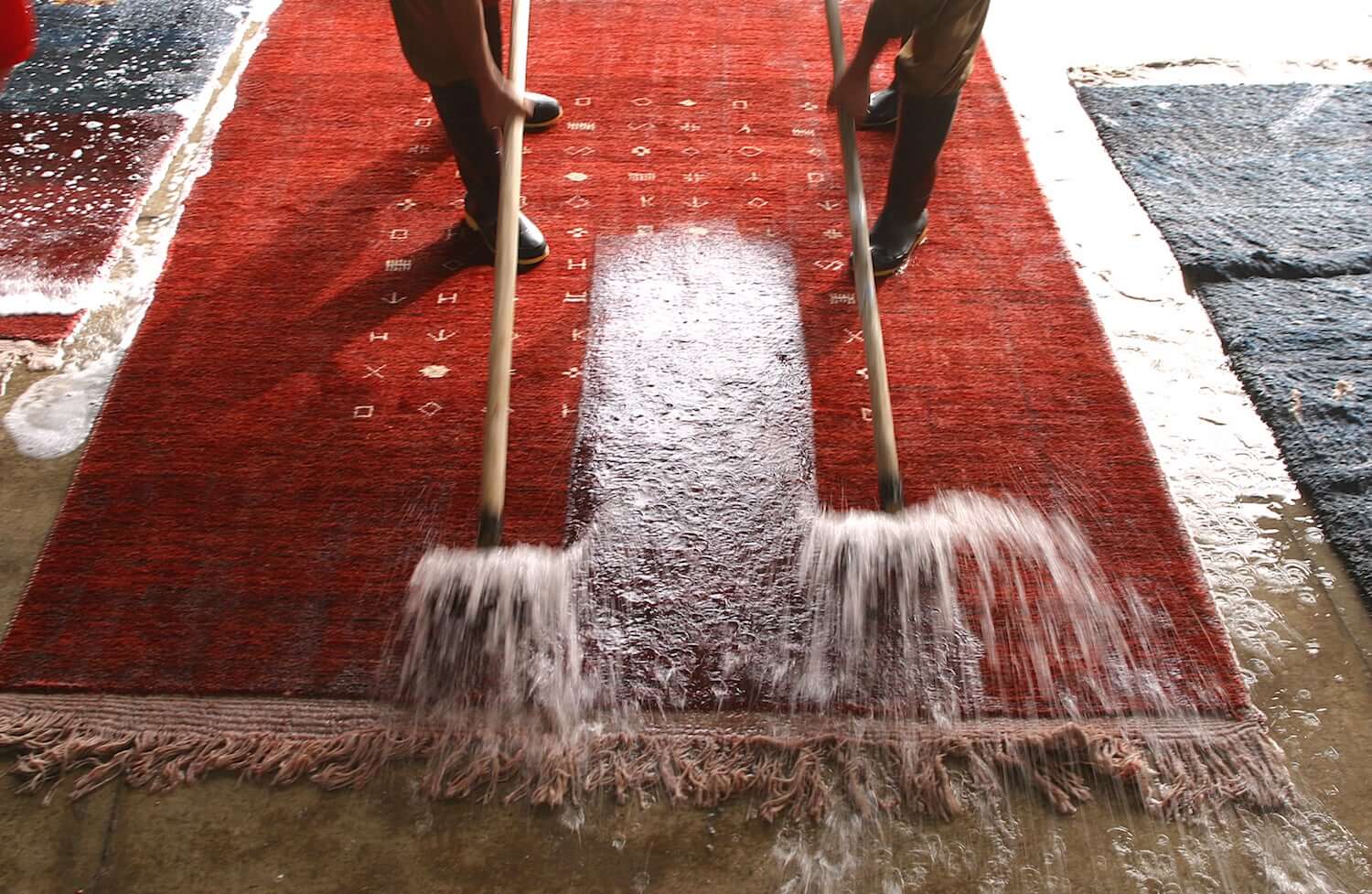 Lavaggio tradizionale di un tappeto orientale con acqua e sapone neutro