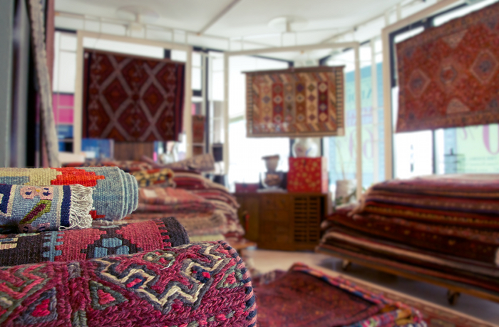Dettaglio dei tappeti nello showroom