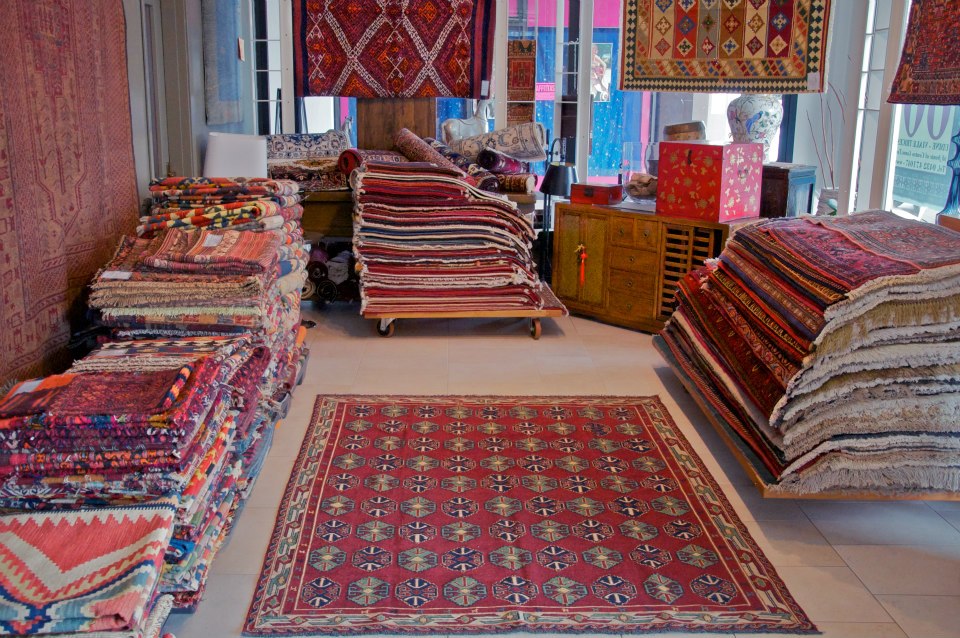 Tappeto persiano al centro dello showroom