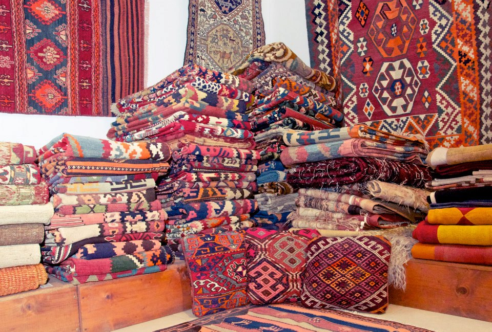 Kilim e tappeti piegati nello showroom